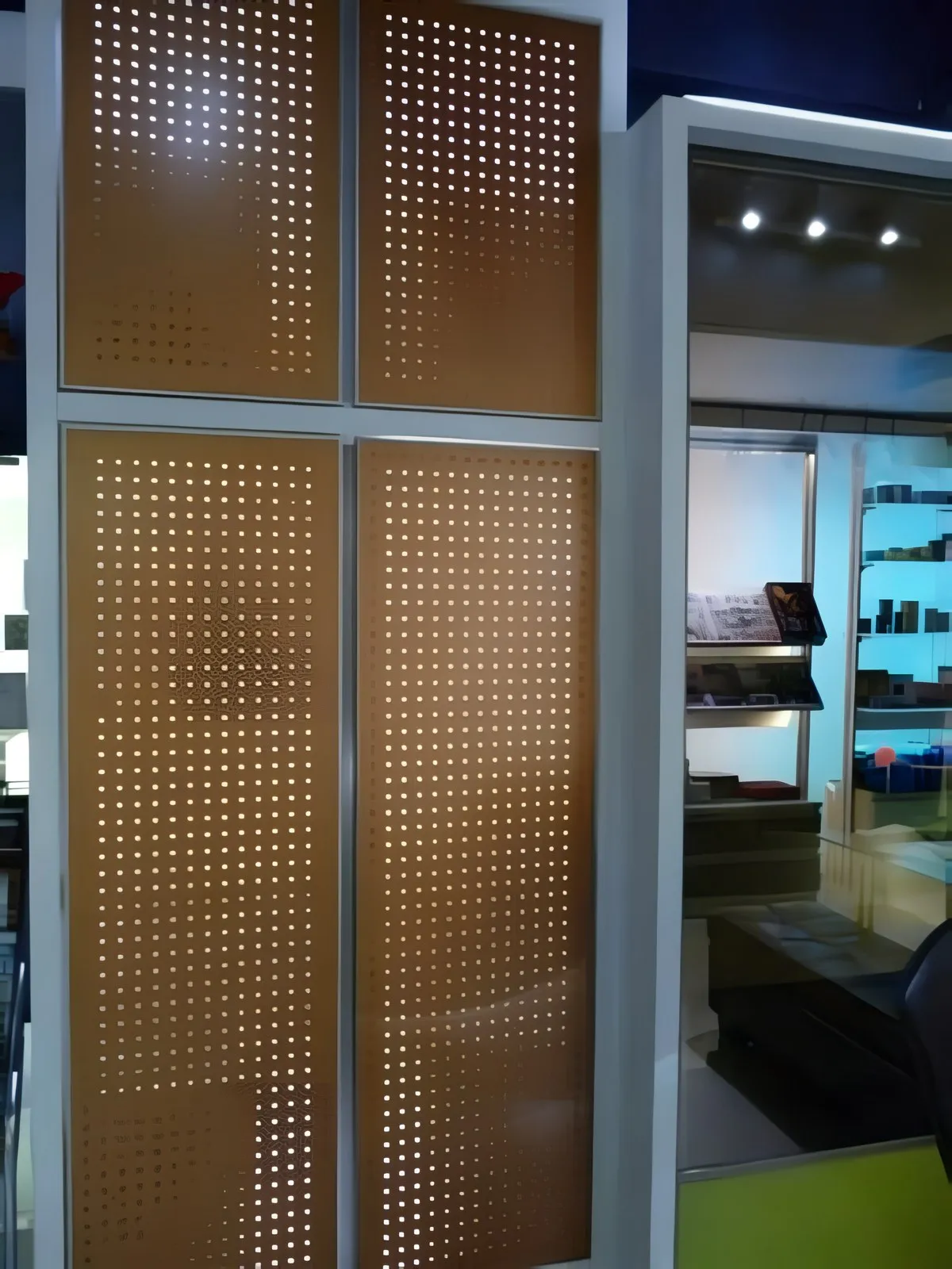 Perforated Door (Pintu Berlubang), foto 3